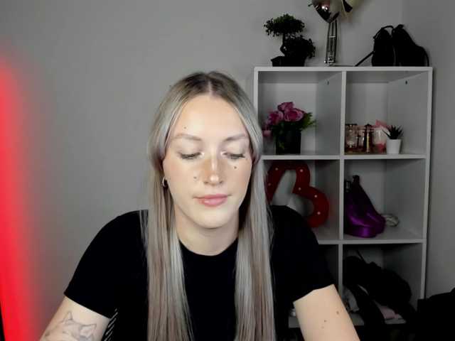 EvelynBlond live cam on BongaCams