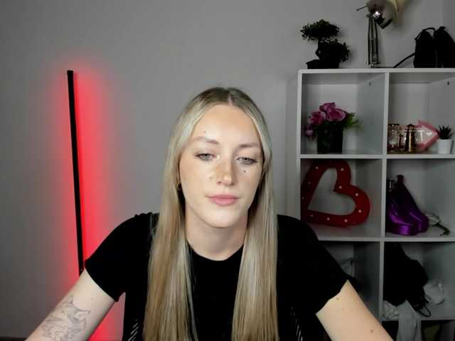 EvelynBlond live cam on BongaCams