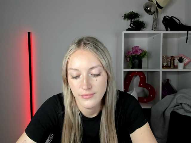 EvelynBlond live cam on BongaCams