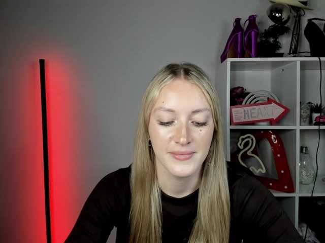 EvelynBlond live cam on BongaCams
