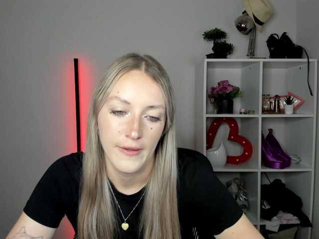 EvelynBlond live cam on BongaCams
