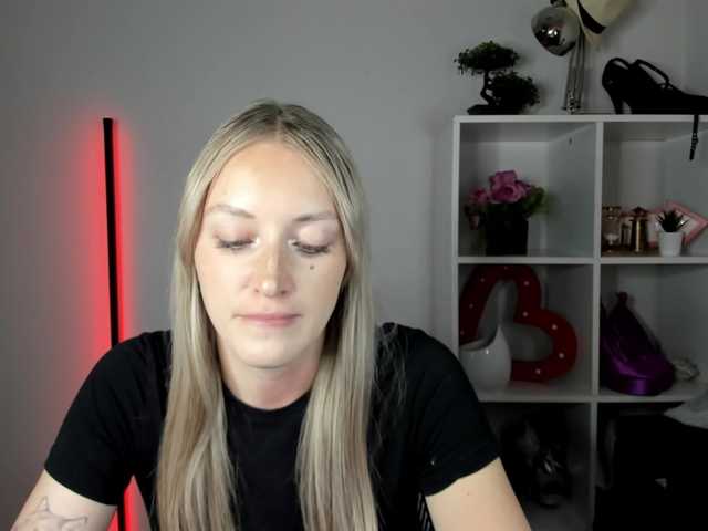 EvelynBlond live cam on BongaCams