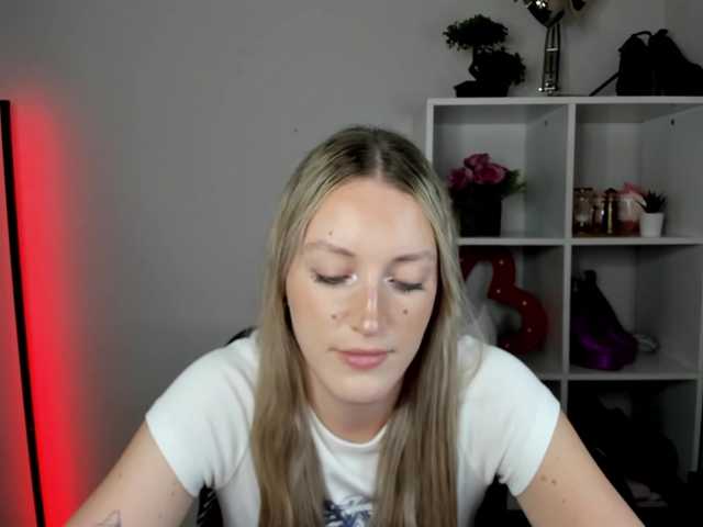 EvelynBlond live cam on BongaCams