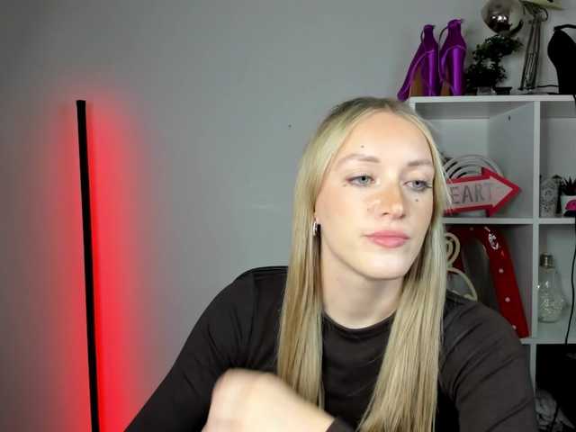 EvelynBlond live cam on BongaCams