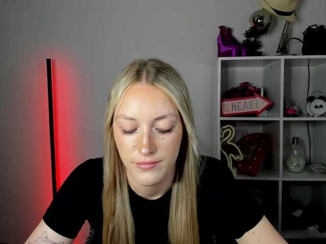 EvelynBlond live cam on BongaCams