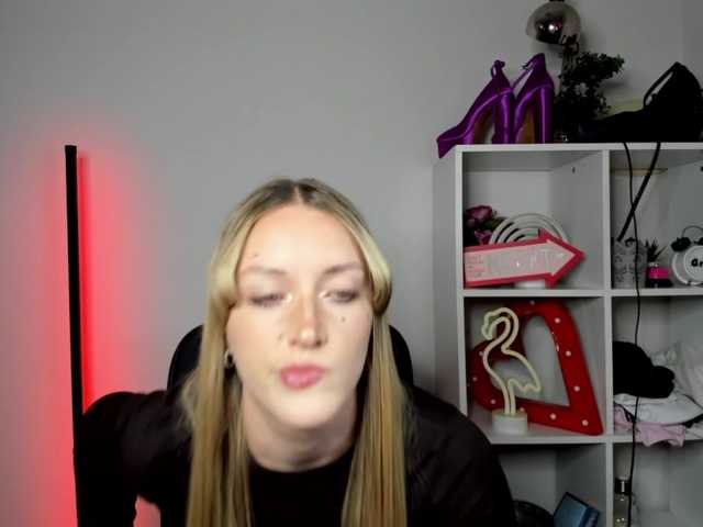 EvelynBlond26 webcam