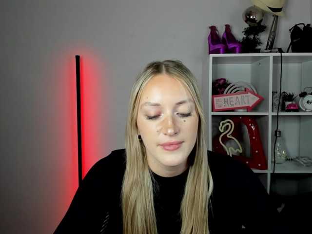 EvelynBlond live cam on BongaCams