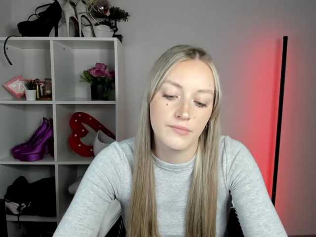 EvelynBlond live cam on BongaCams