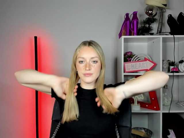 EvelynBlond live cam on BongaCams