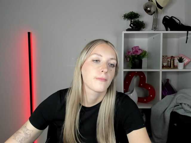 EvelynBlond live cam on BongaCams