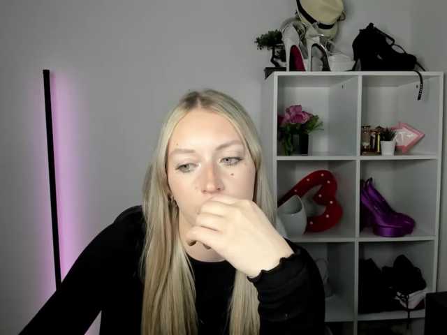 EvelynBlond live cam on BongaCams