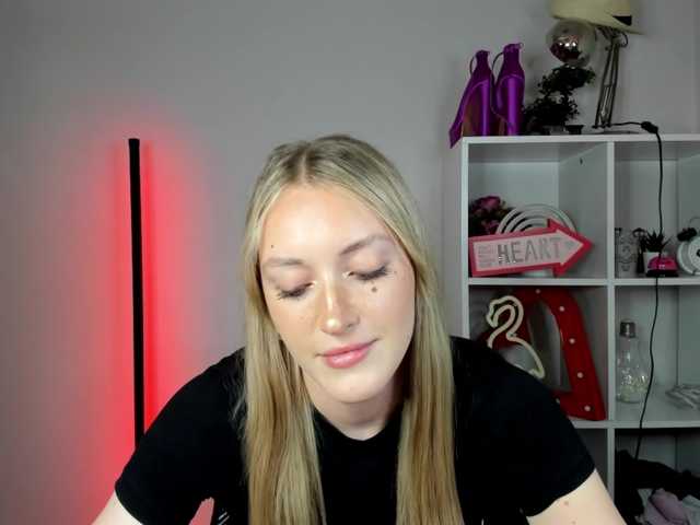 EvelynBlond live cam on BongaCams