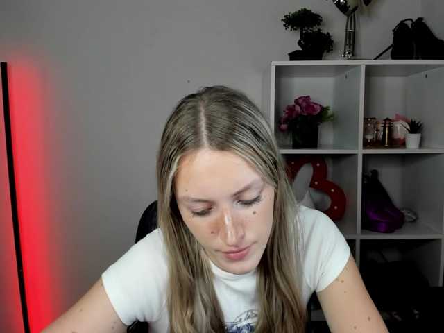 EvelynBlond live cam on BongaCams