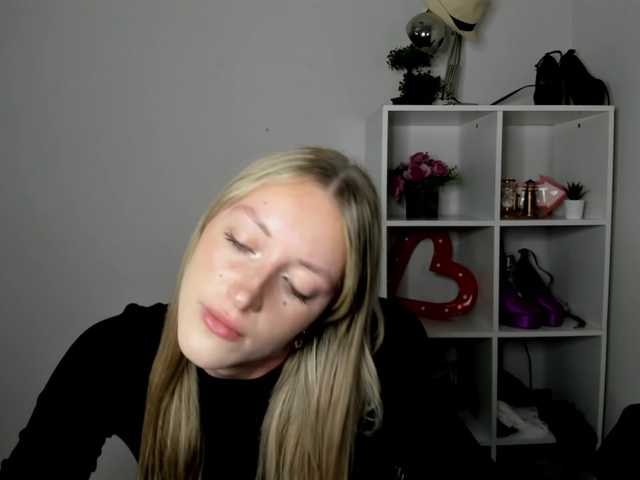 EvelynBlond live cam on BongaCams