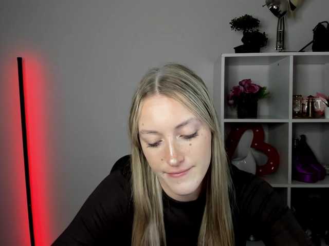 EvelynBlond live cam on BongaCams