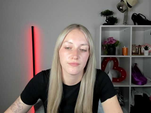 EvelynBlond live cam on BongaCams
