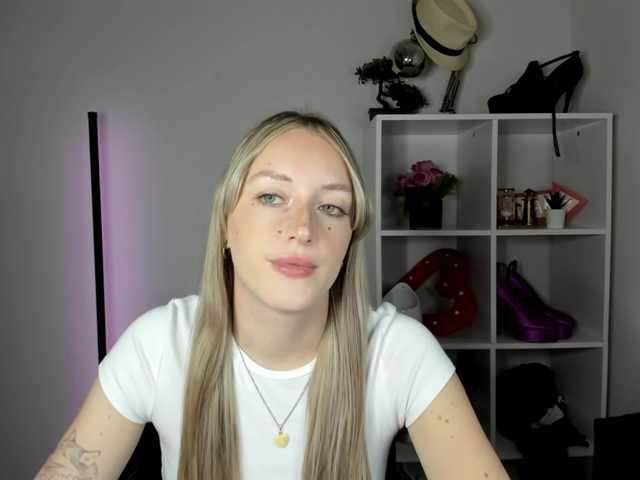 EvelynBlond live cam on BongaCams