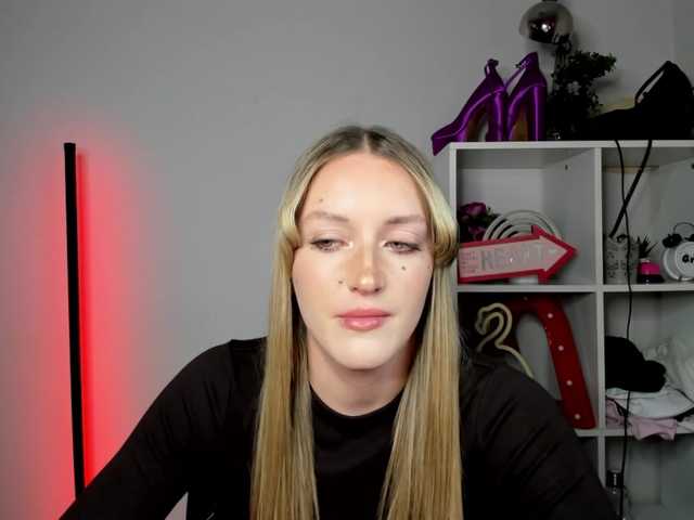 EvelynBlond26 webcam