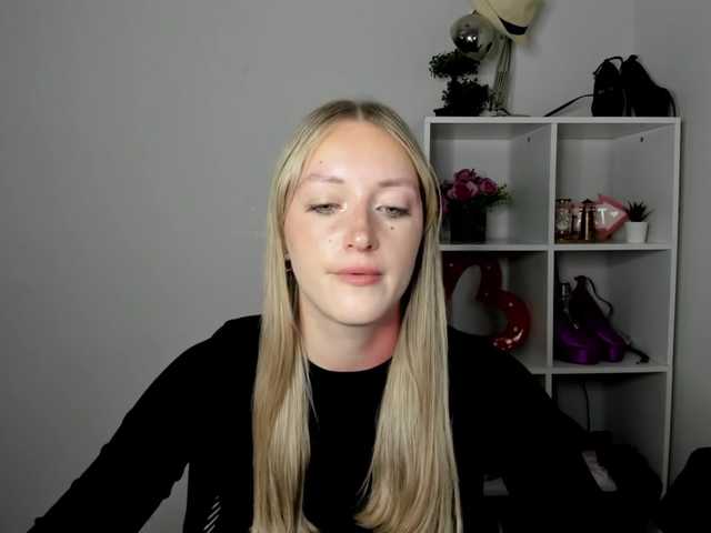 EvelynBlond live cam on BongaCams