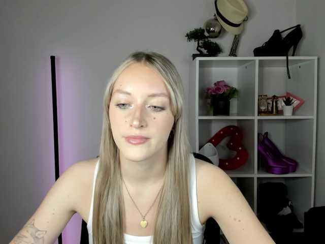 EvelynBlond live cam on BongaCams
