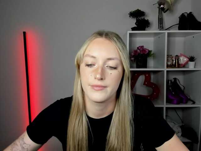 EvelynBlond live cam on BongaCams