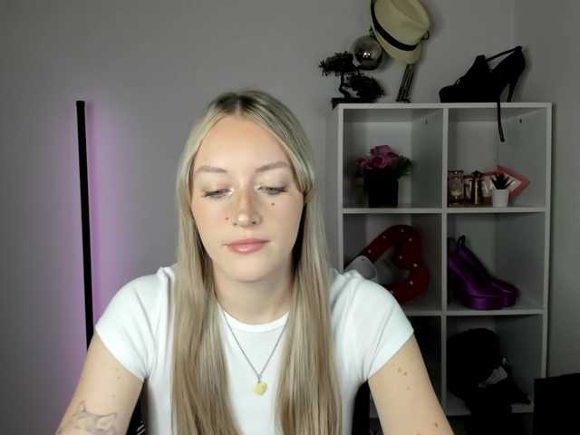 EvelynBlond live cam on BongaCams