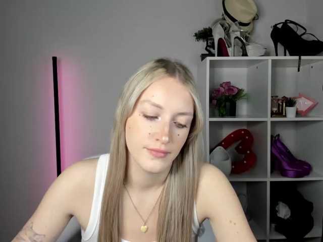 EvelynBlond26 live cam preview