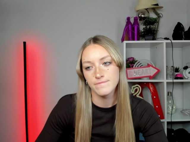 EvelynBlond26 webcam