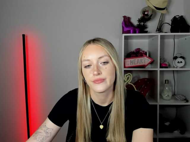 EvelynBlond live cam on BongaCams