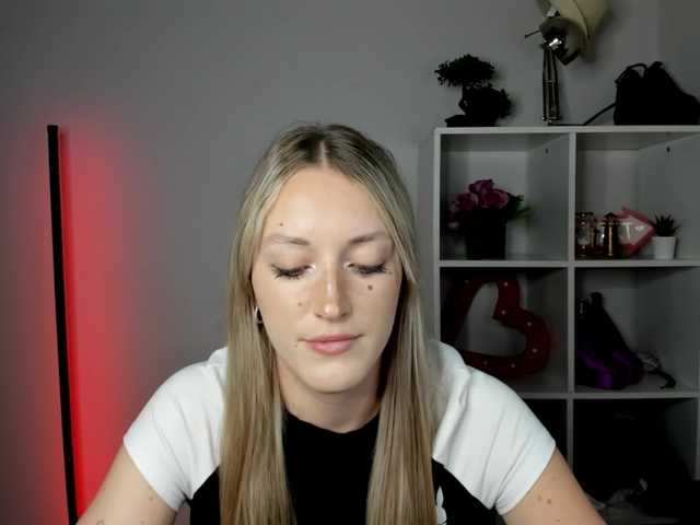 EvelynBlond live cam on BongaCams