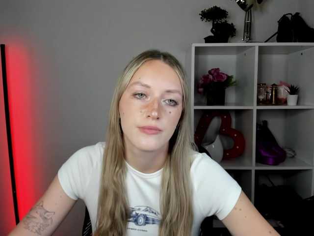 EvelynBlond live cam on BongaCams