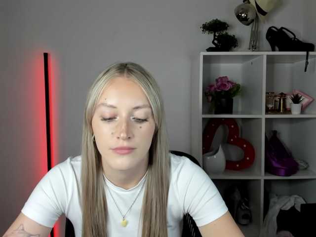 EvelynBlond live cam on BongaCams