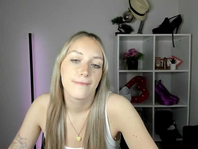 EvelynBlond live cam on BongaCams