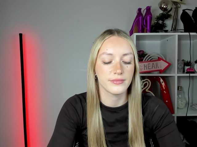 EvelynBlond live cam on BongaCams