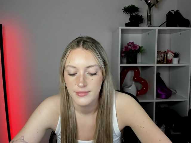 EvelynBlond live cam on BongaCams