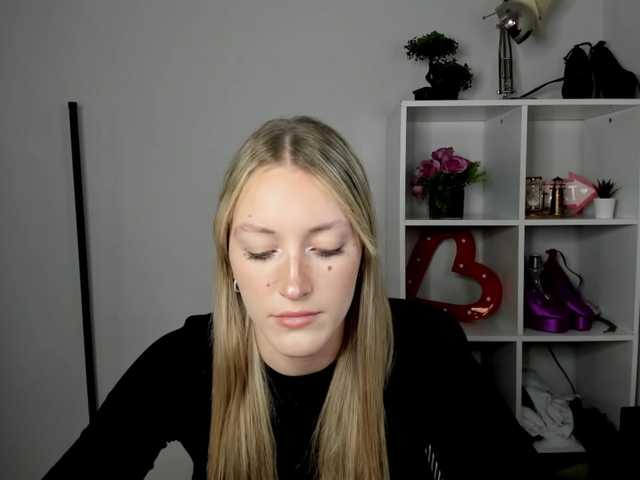 EvelynBlond live cam on BongaCams