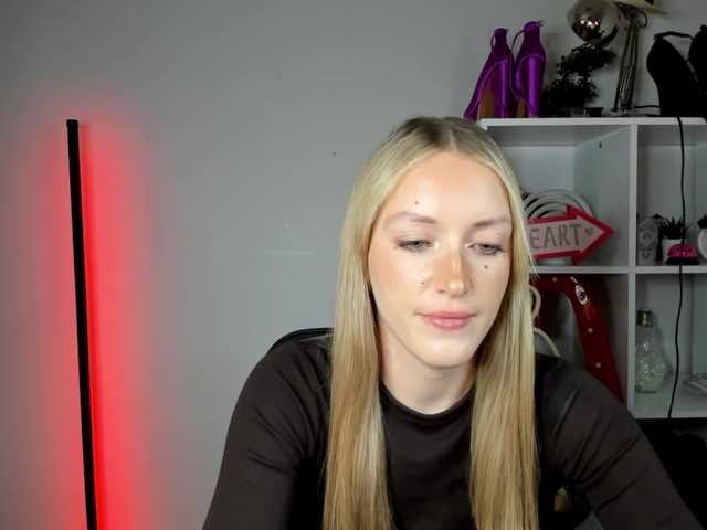 EvelynBlond26 webcam