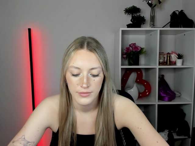 EvelynBlond live cam on BongaCams