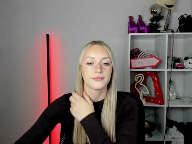 EvelynBlond live cam on BongaCams