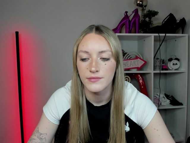 EvelynBlond26 webcam