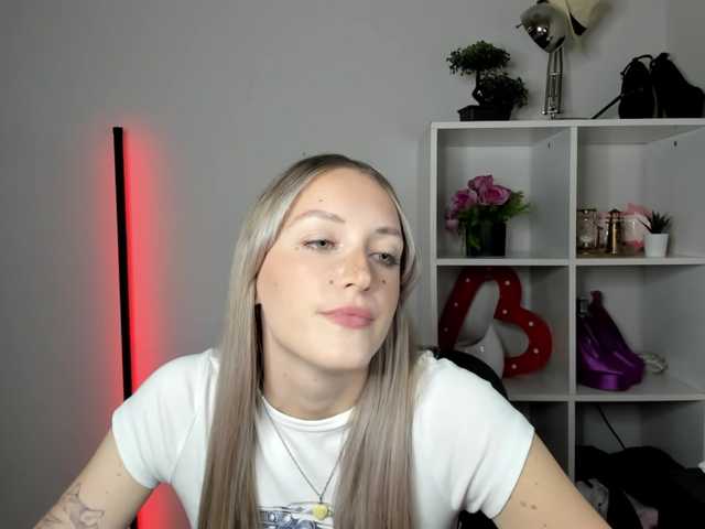 EvelynBlond live cam on BongaCams