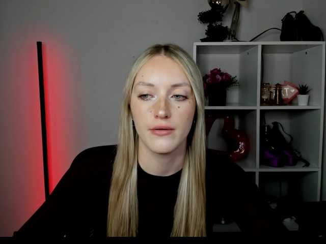 EvelynBlond live cam on BongaCams