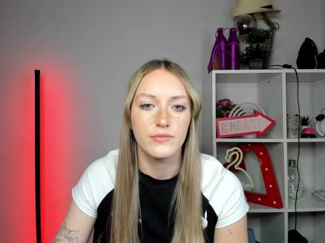 EvelynBlond26 webcam