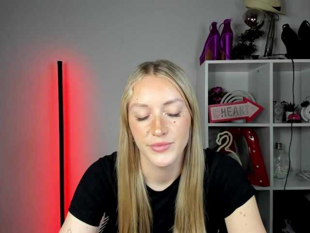 EvelynBlond live cam on BongaCams