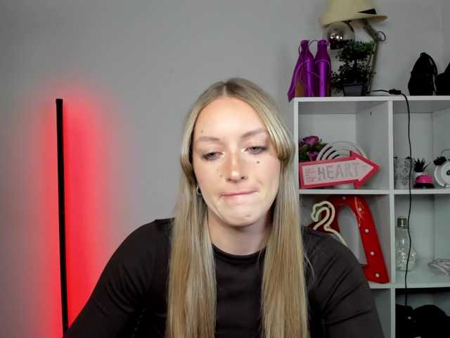 le modèle EvelynBlond26 est en webcam porno dans un show sur le site bongacams, il possède les tags suivants: White/Caucasian,Blonde,Shaved