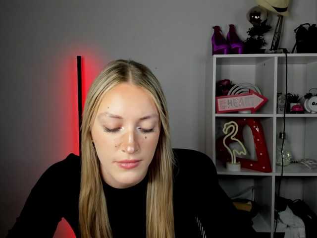 EvelynBlond live cam on BongaCams