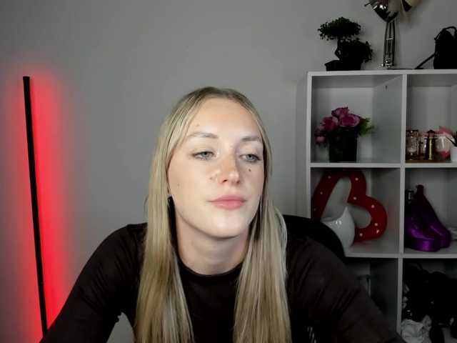 EvelynBlond live cam on BongaCams
