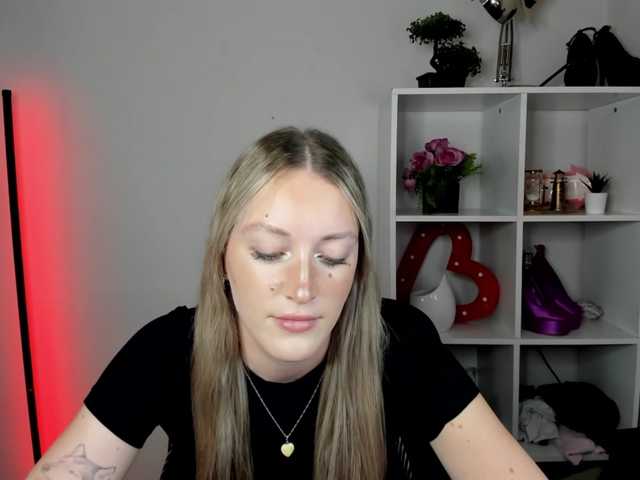 EvelynBlond live cam on BongaCams