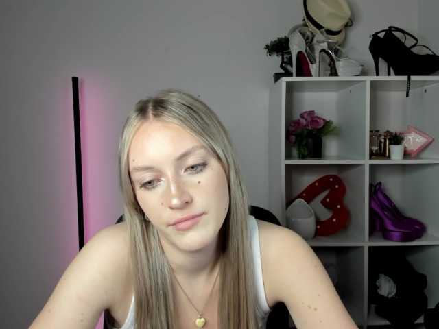 EvelynBlond live cam on BongaCams
