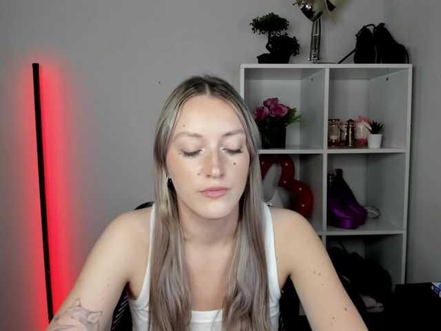 EvelynBlond live cam on BongaCams